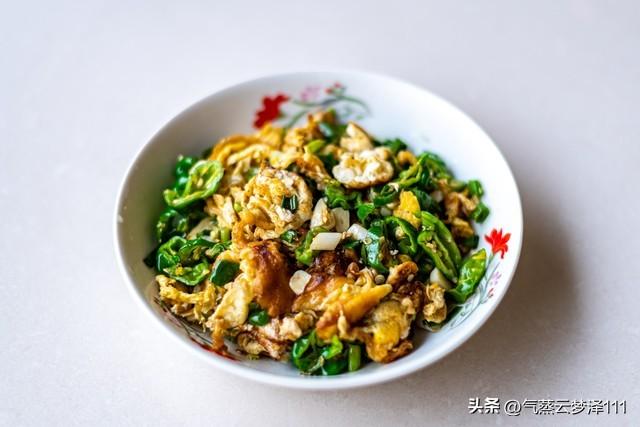 青椒炒鸡蛋：经典炒菜系列：青椒炒鸡蛋的制作秘诀