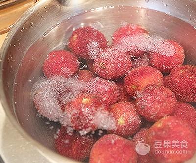 杨梅汁的做法：制作杨梅的饮料，享受夏日清凉与健康！