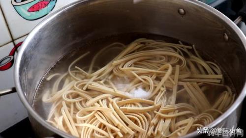 豆腐皮怎么炒：豆腐皮的做法及烹饪技巧，打造出口感丰富的豆腐皮美食