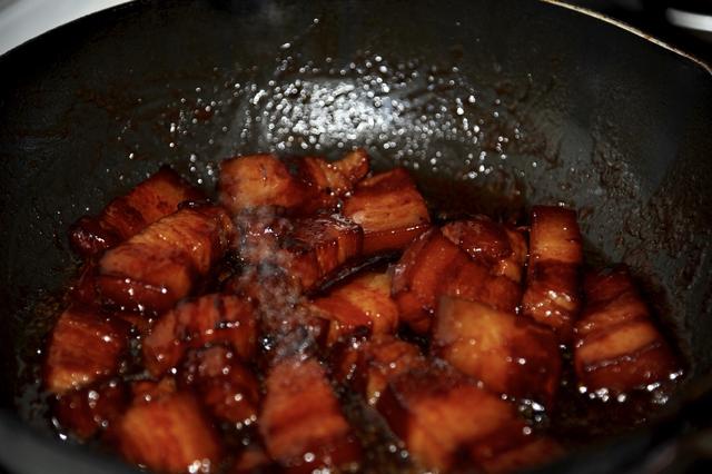 红烧肉的经典做法，制作出色香味俱佳、口感醇厚的红烧肉