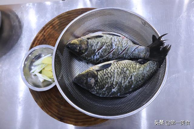 鲫鱼豆腐汤最佳做法分享，体验鲜美浓郁的海鲜汤品