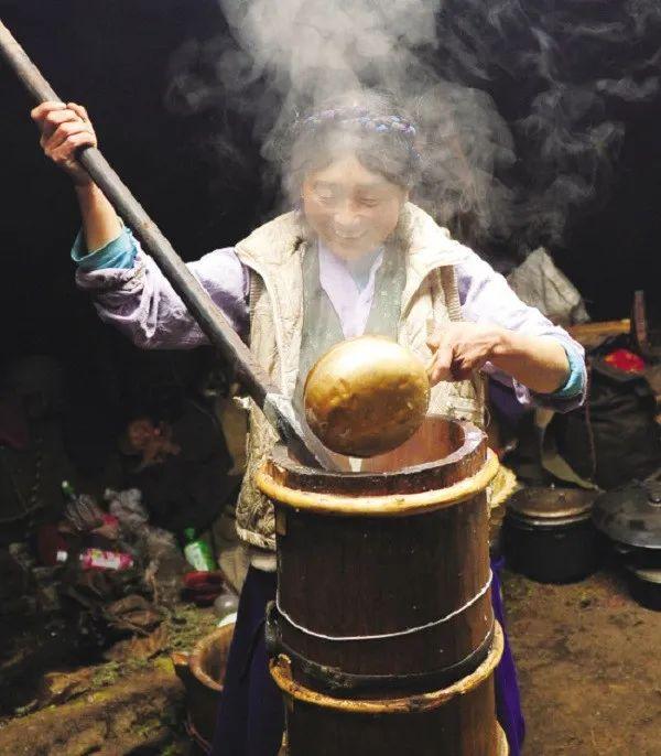 酥油茶的做法：制作酥油茶的传统方法与注意事项