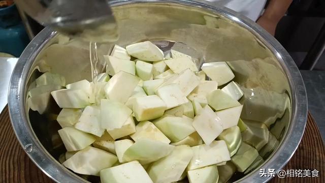 烧茄子的做法视频：学习制作口感独特的烧茄子的全过程