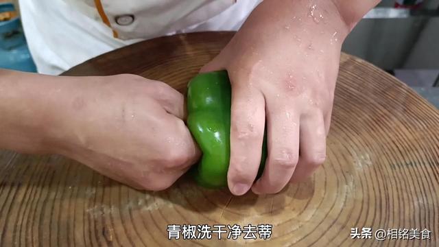 烧茄子的做法视频：学习制作口感独特的烧茄子的全过程