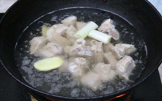 糖醋排骨的做法视频：学习制作糖醋味道浓郁的排骨的步骤和技巧，含视频教程