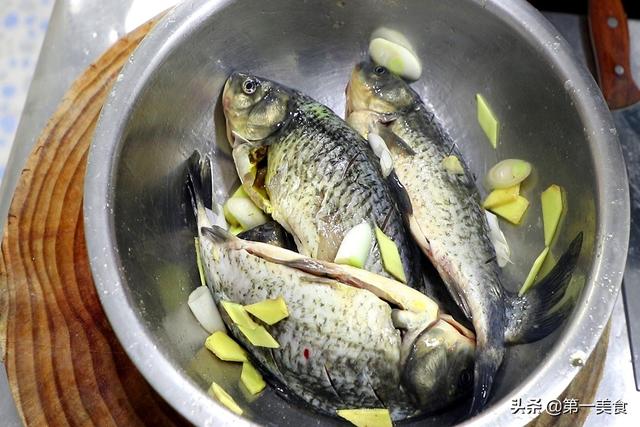 鲫鱼汤怎样熬：酥烂鲜美的鲫鱼汤熬制技巧详解