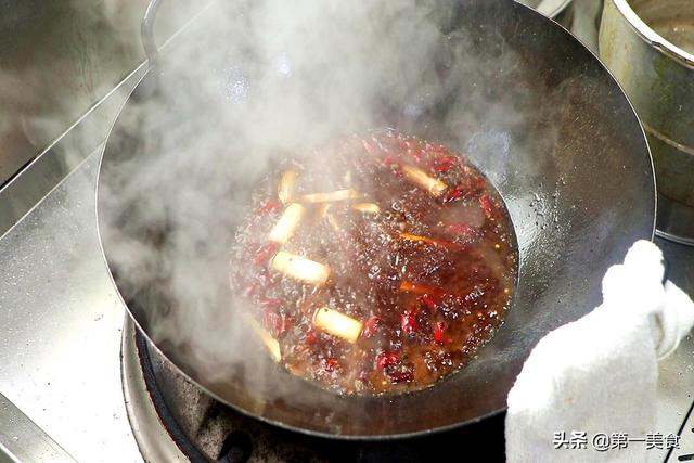 鲫鱼汤怎样熬：酥烂鲜美的鲫鱼汤熬制技巧详解